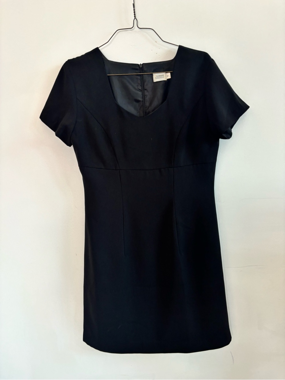 Timeless Y2K Black Short-Sleeve Sheath Dress with Scoop Neck- Jacob- Size 7